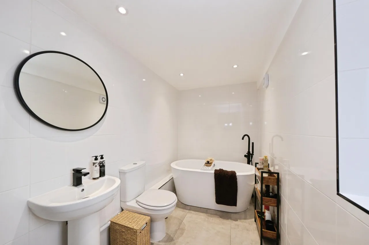 Lea Shaw, Matlock, DE4, photo 16