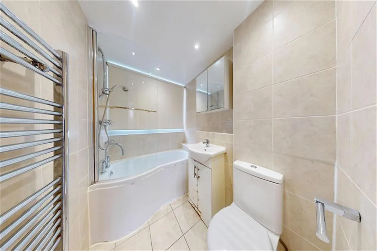Romford Road, Chigwell Row, IG7, photo 4