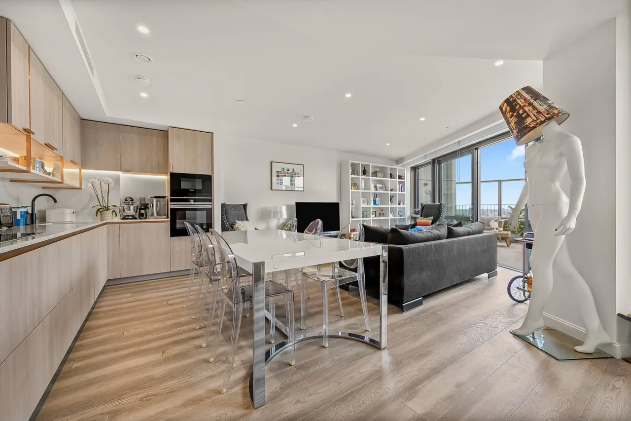 3 bed flat for sale, Marsh Wall, London, E22
