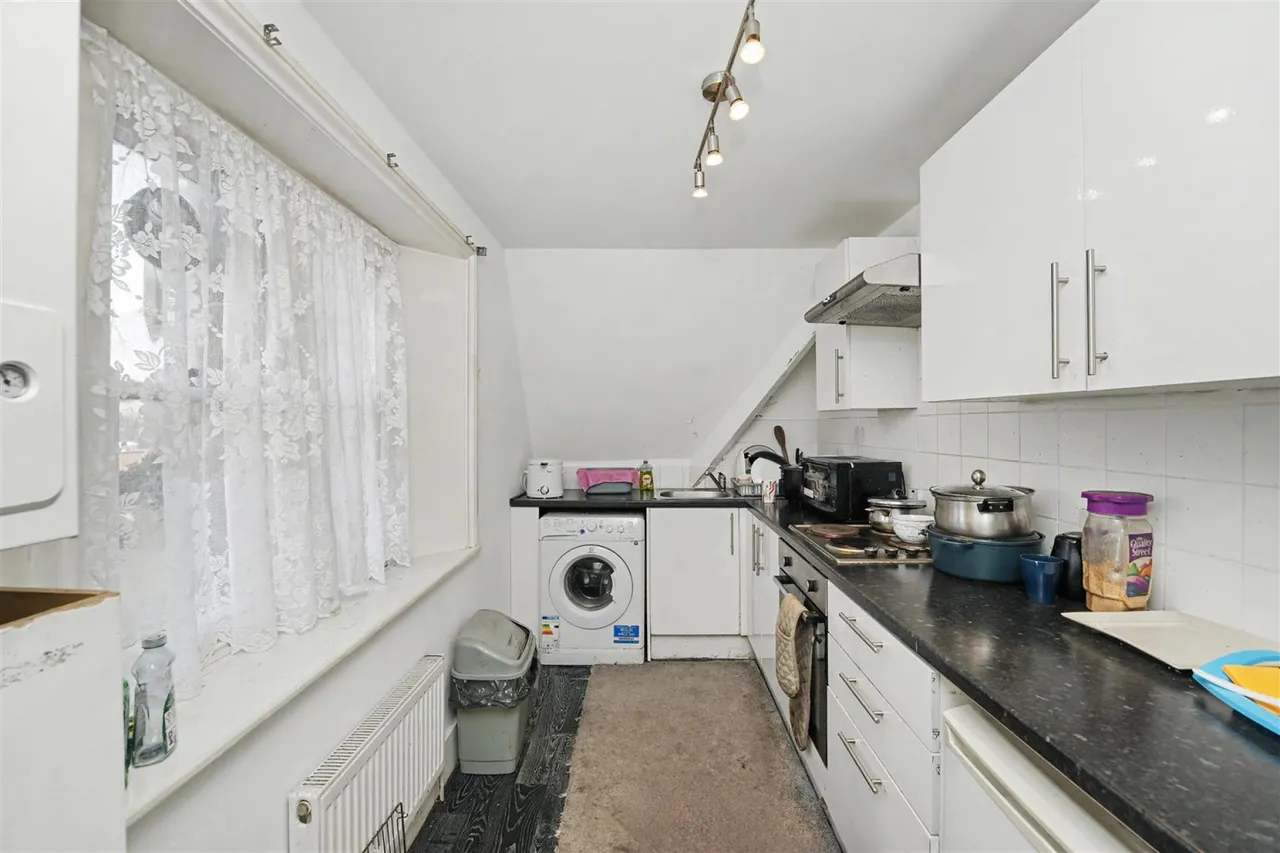 St. James Court, Edmonton, N18, photo 3
