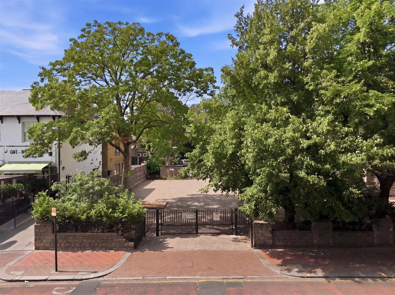 St. James Court, Edmonton, N18, photo 4
