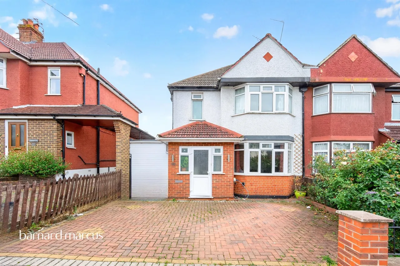 3 bed house for sale — Somerset Avenue, Chessington
