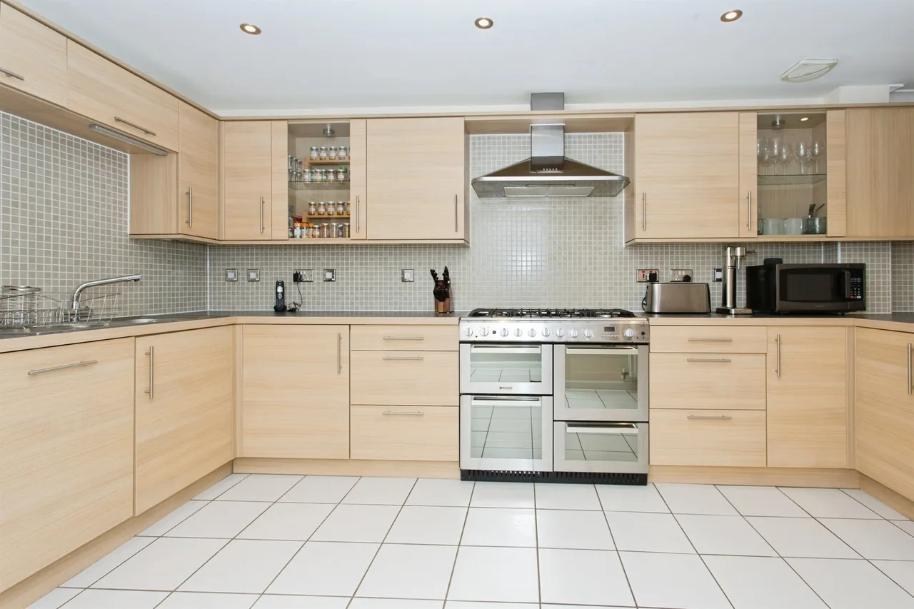 Lancaster Gate, Upper Cambourne, CB23, photo 2