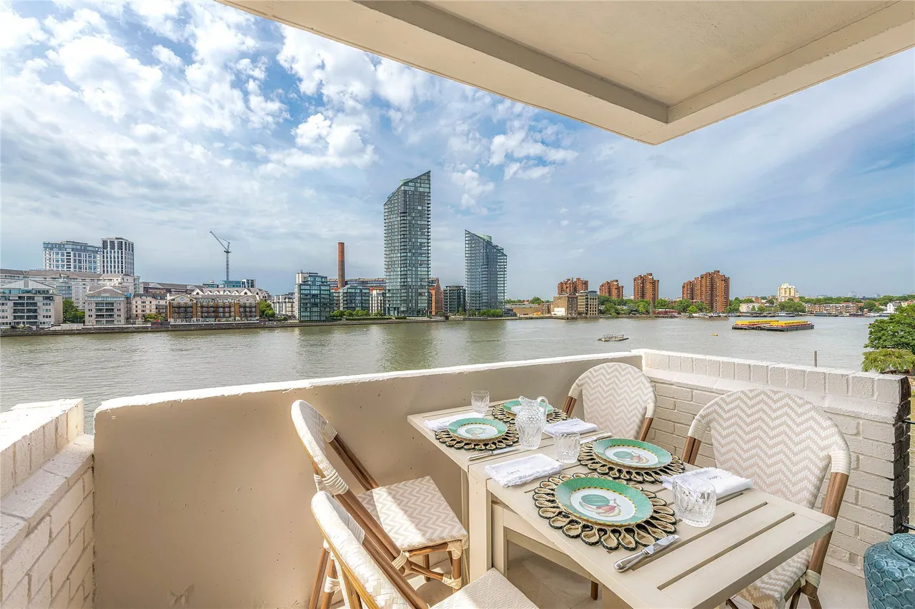 3 bed flat for sale — Valiant House, Vicarage Crescent, Battersea, London, SW11