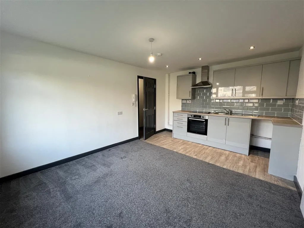 1 bed flat to rent, High Street, Neath, SA11