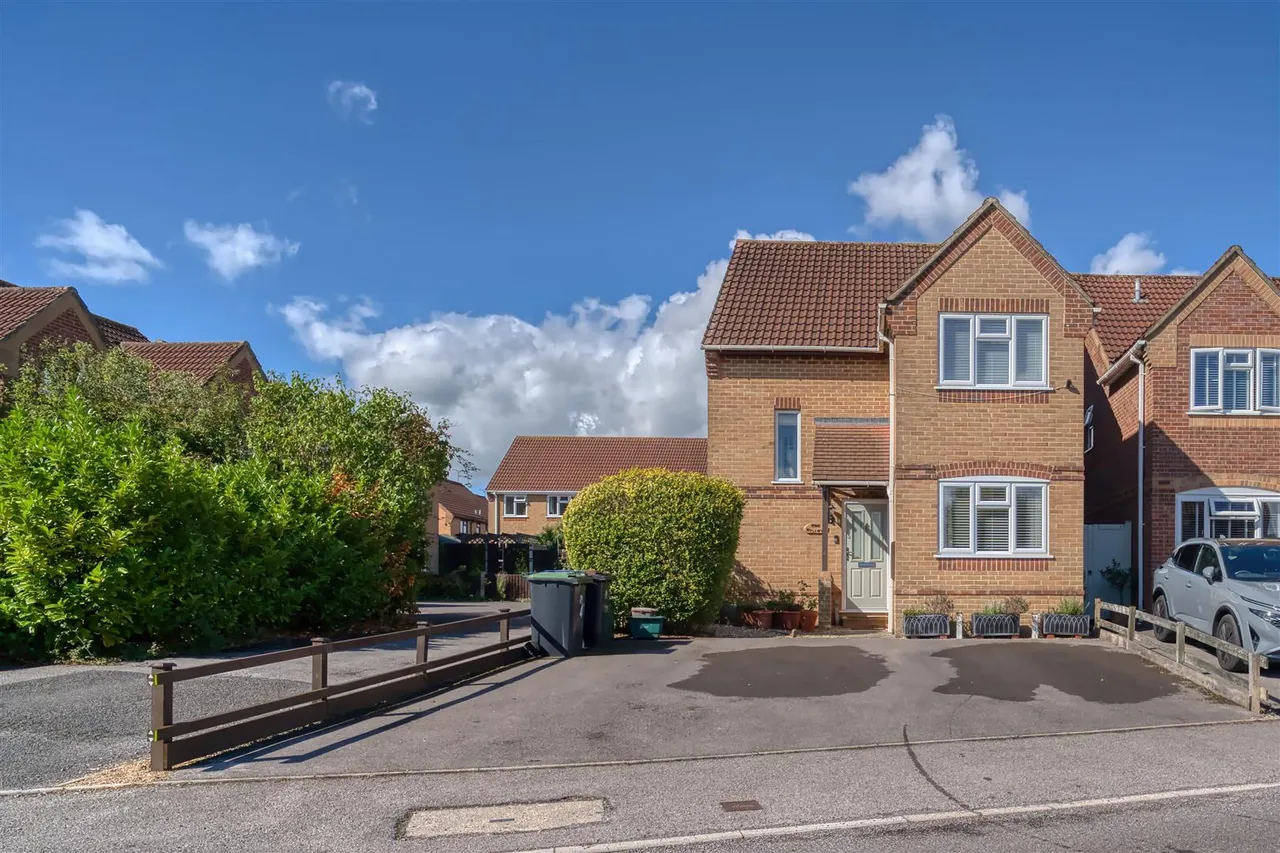 3 bed house for sale, Cherryfields, Gillingham