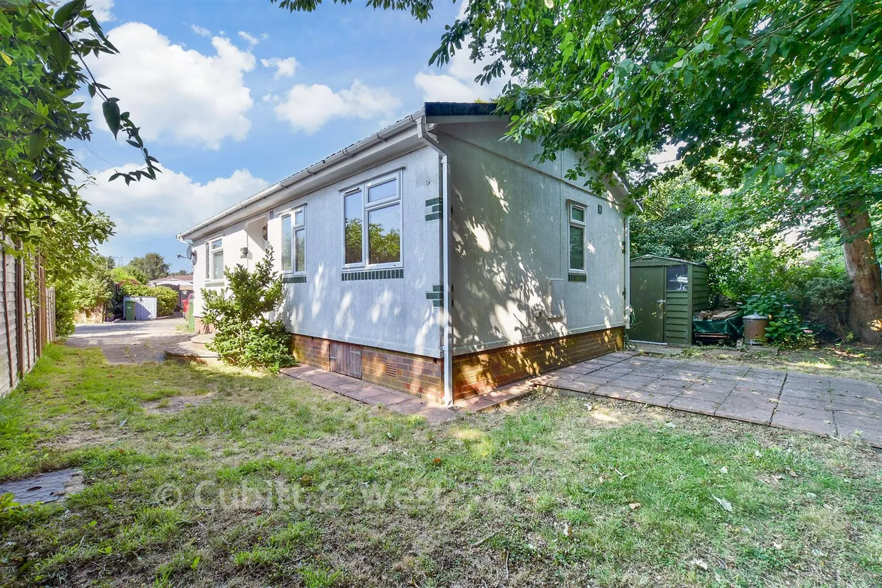 2 bed park home for sale, Boxhill Road, Tadworth, KT20