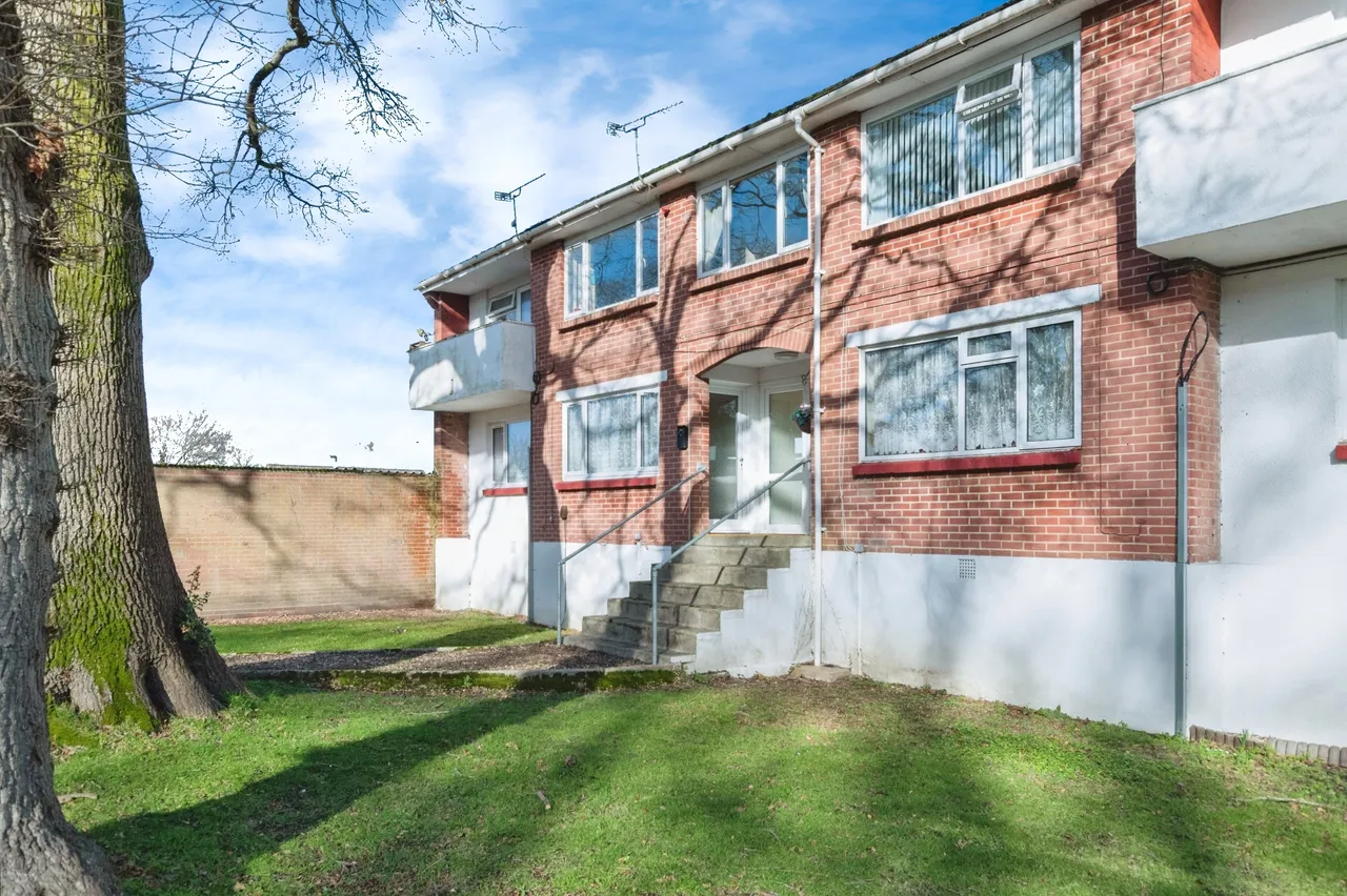 2 bed flat for sale, Plantation Road, Poole, BH17