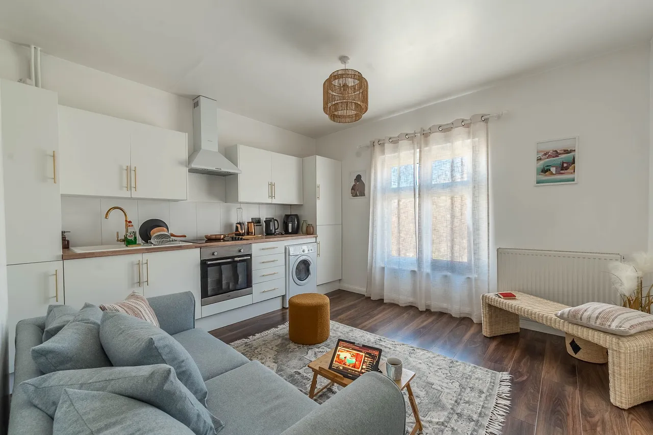 2 bed flat to rent — Flat 4, 47 Chalk Hill, Watford