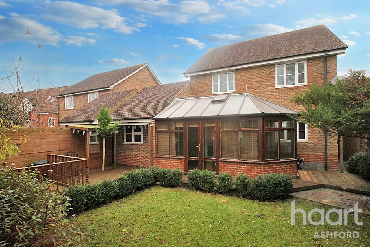 Dexter Close, TN25, photo 2