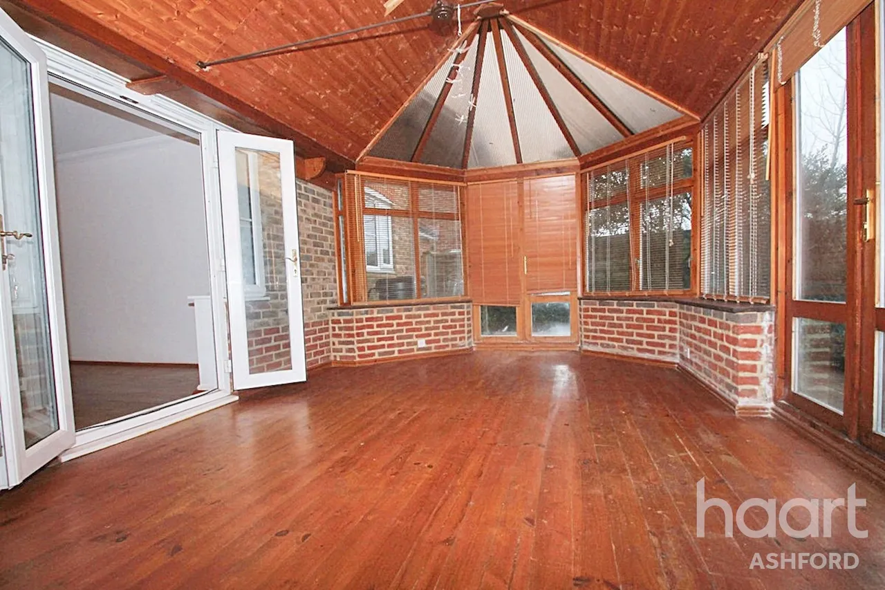 Dexter Close, TN25, photo 7