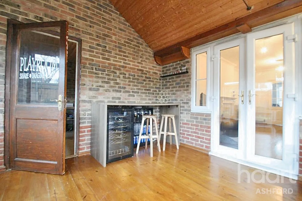 Dexter Close, TN25, photo 8