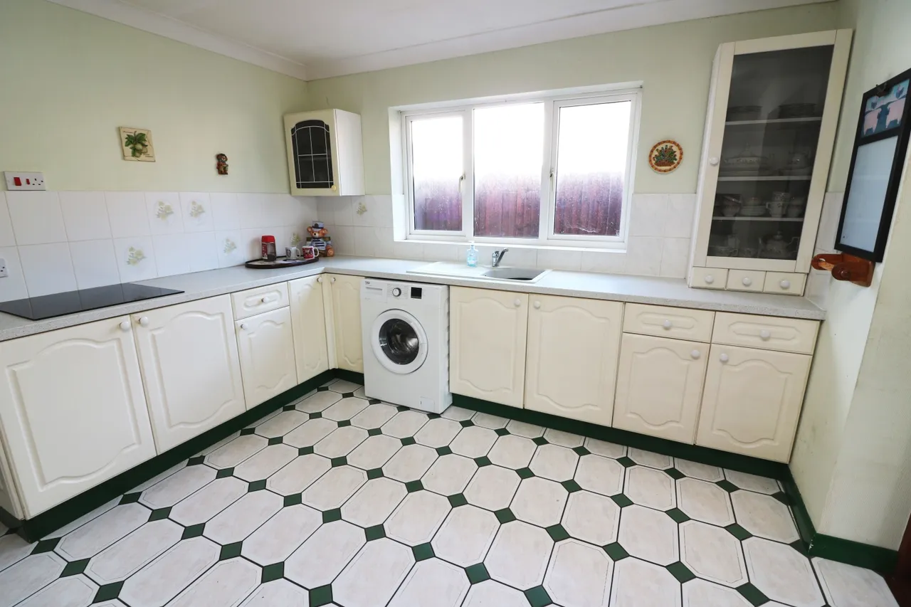 New Park Road, Surrey Ashford, TW15, photo 4