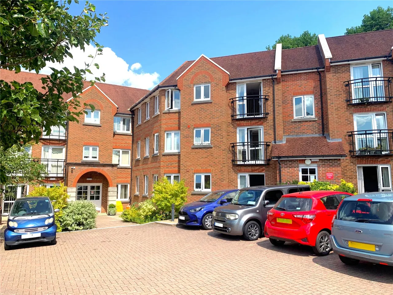 2 bed flat for sale, St Agnes Road, East Grinstead, RH19