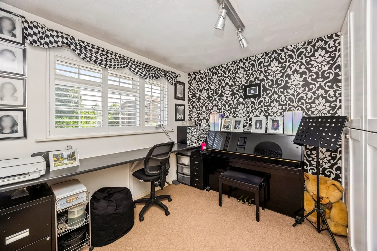 Ayshe Court Drive, Horsham, RH13, photo 13