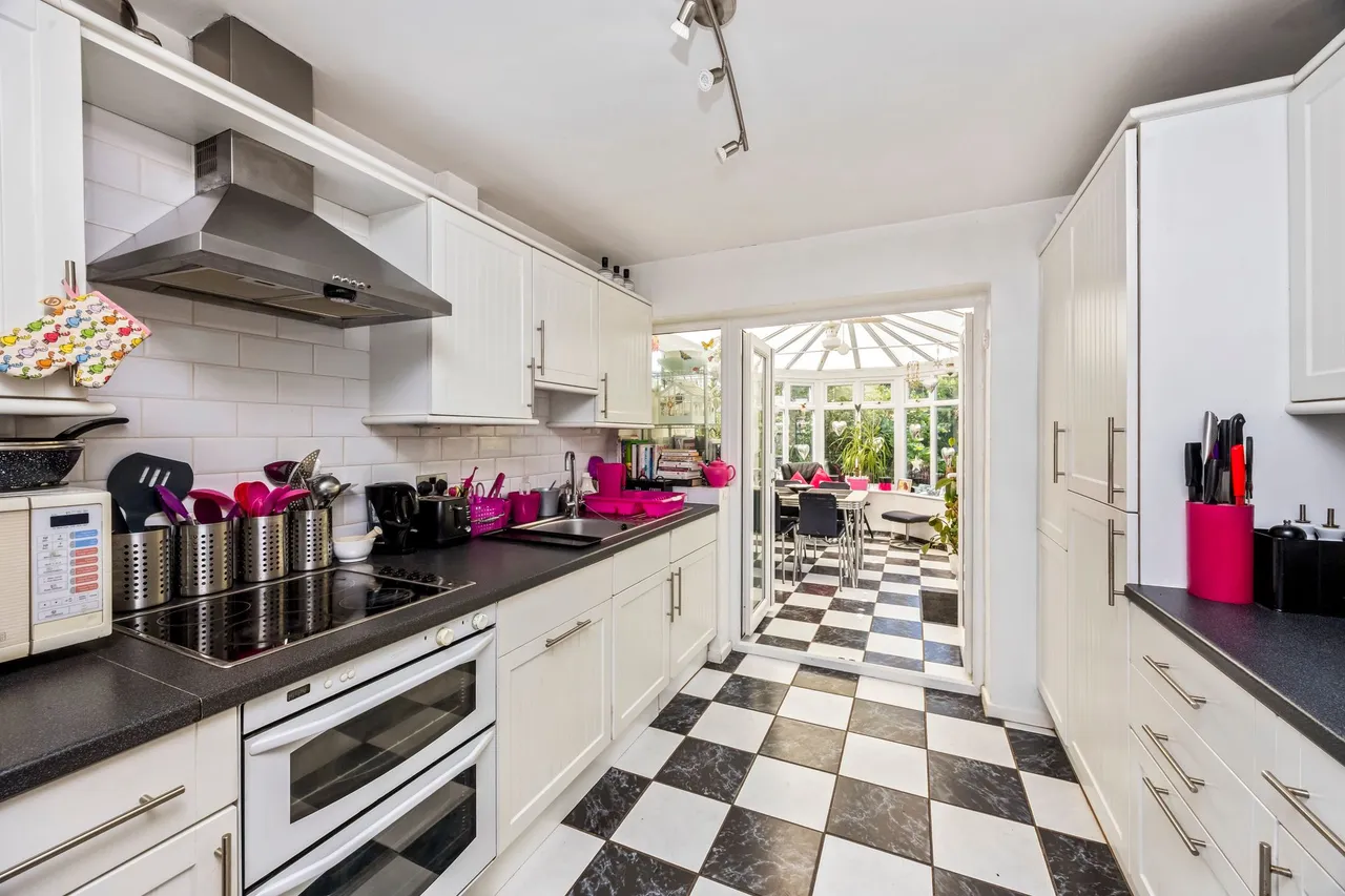 Ayshe Court Drive, Horsham, RH13, photo 2