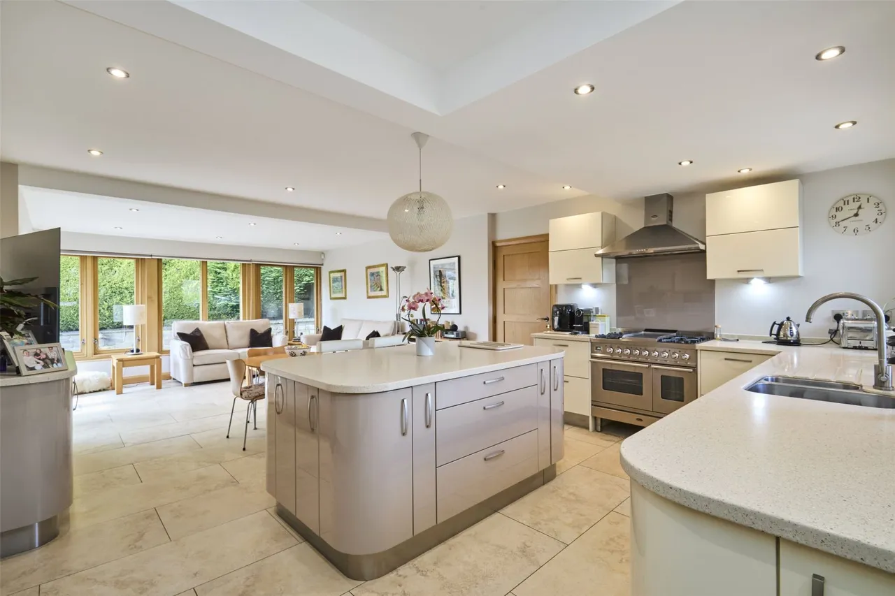Curly Hill, Ilkley, West Yorkshire, LS29 0DT, photo 3
