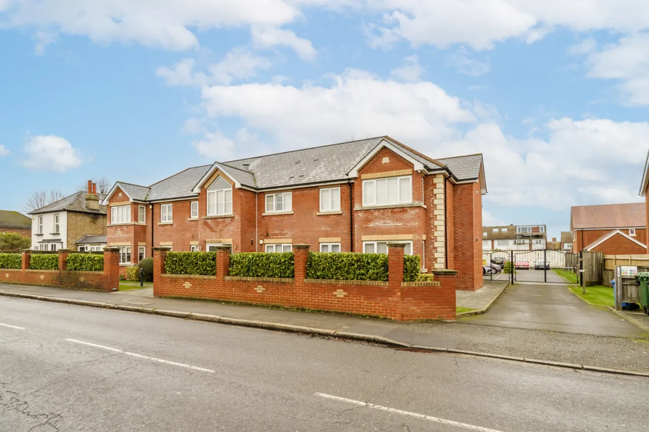 2 bed flat for sale, Christine Court, Ashford
