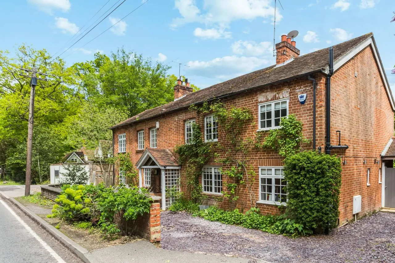 3 bed house for sale — Rose Cottages, Bagshot Road, Ascot, Berkshire, SL5 9LU