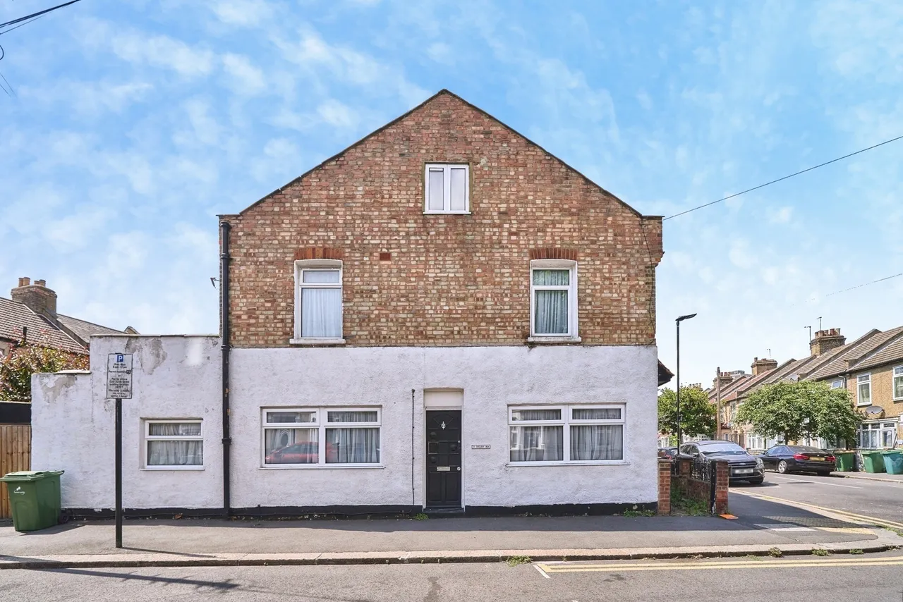 2 bed house for sale — Selby Road, London, E13