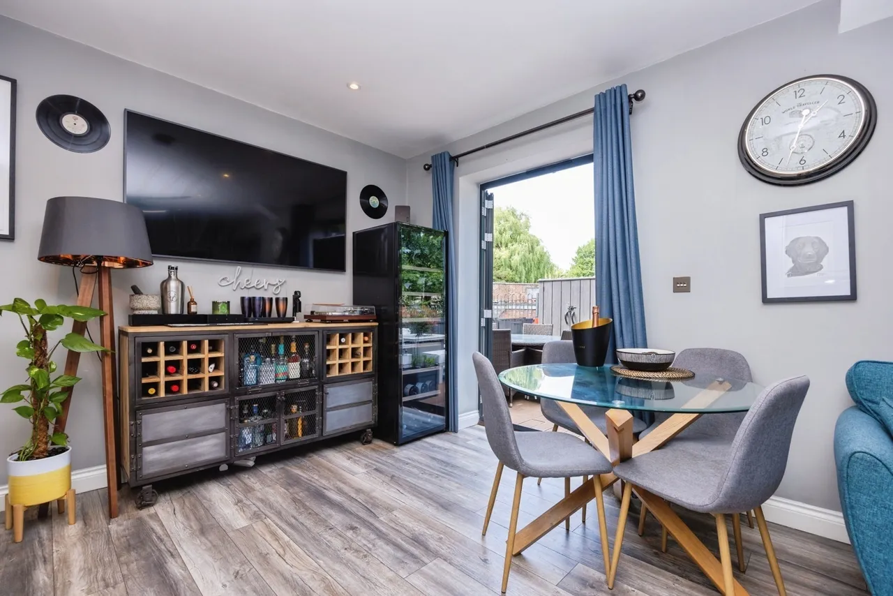 2 bed flat for sale, Flambard Way, Godalming, GU7
