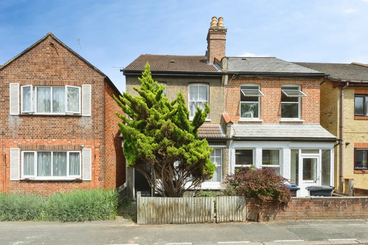 3 bed house for sale — Little Roke Avenue, Kenley, CR8