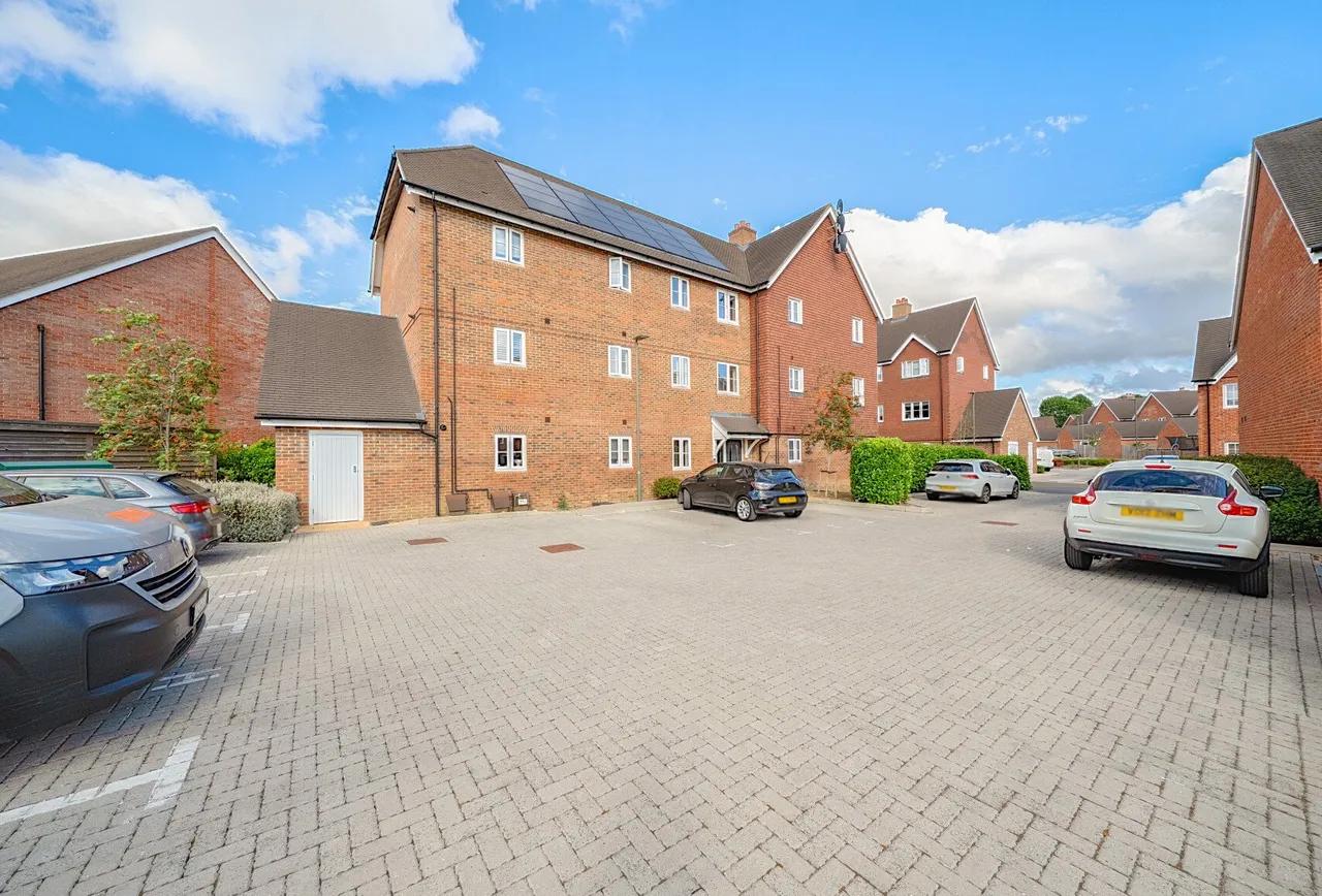 Gainsborough Court, Horley, 73, RH6 8QN, photo 16