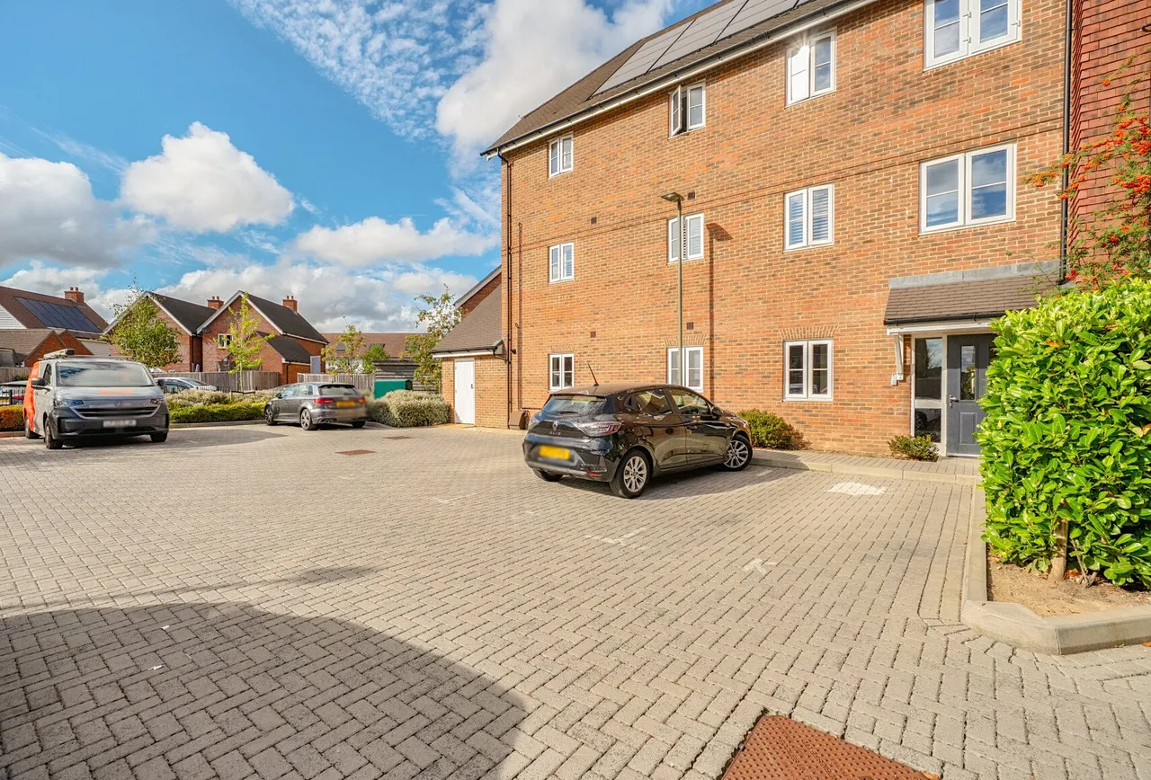 Gainsborough Court, Horley, 73, RH6 8QN, photo 18