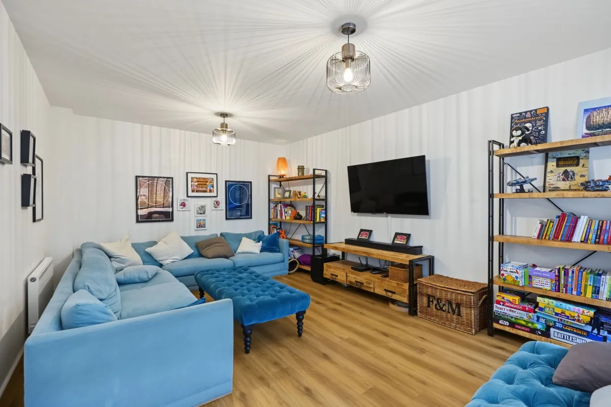Larnach Drive, Kentford, CB8, photo 6