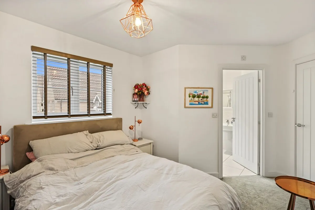 Larnach Drive, Kentford, CB8, photo 13