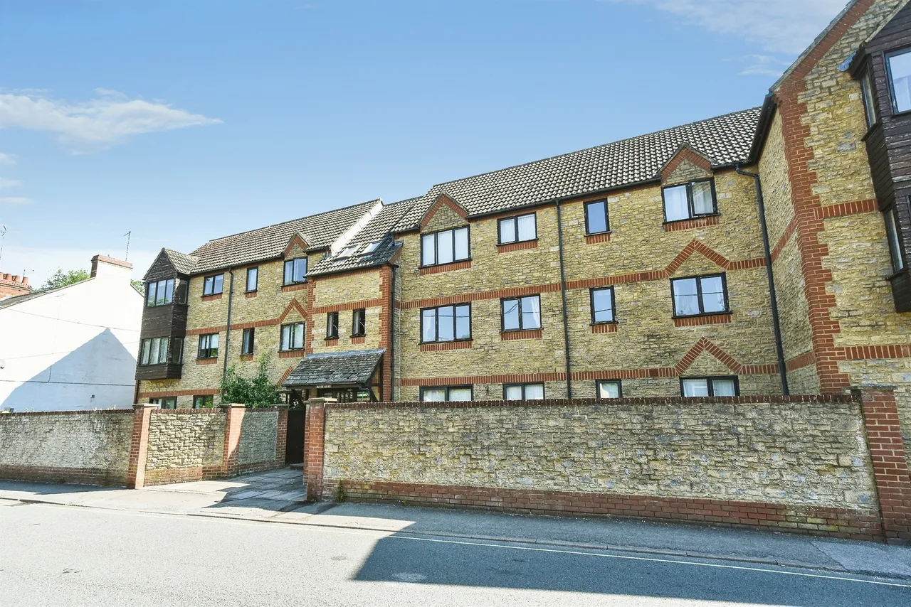 2 bed flat for sale — Beeches Road, Cirencester