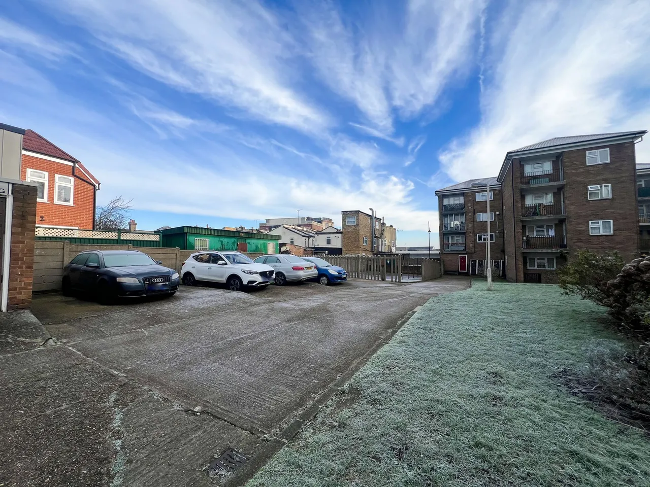 Dale Court Grove, Hill, E18, photo 13