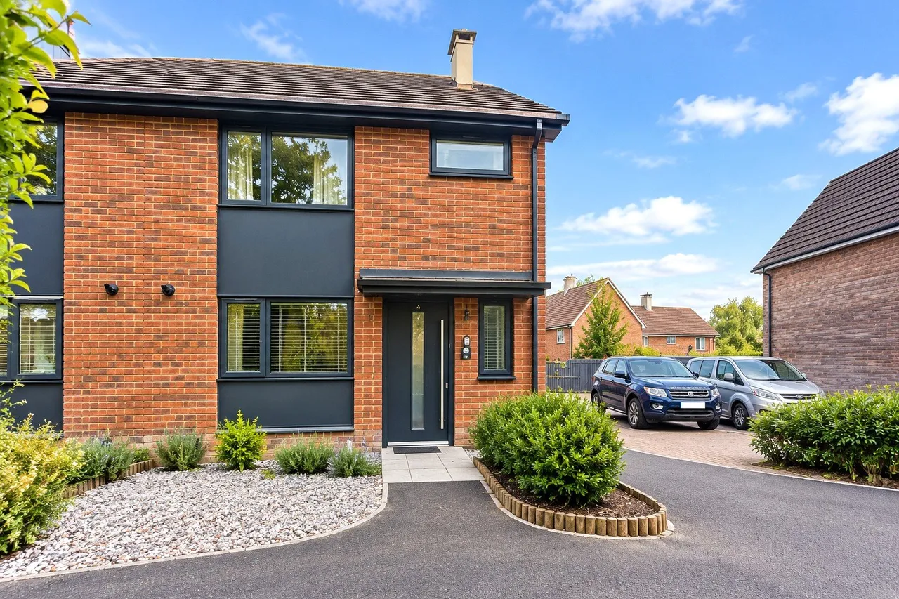 3 bed house for sale, Gratton Chase, Dunsfold, GU8
