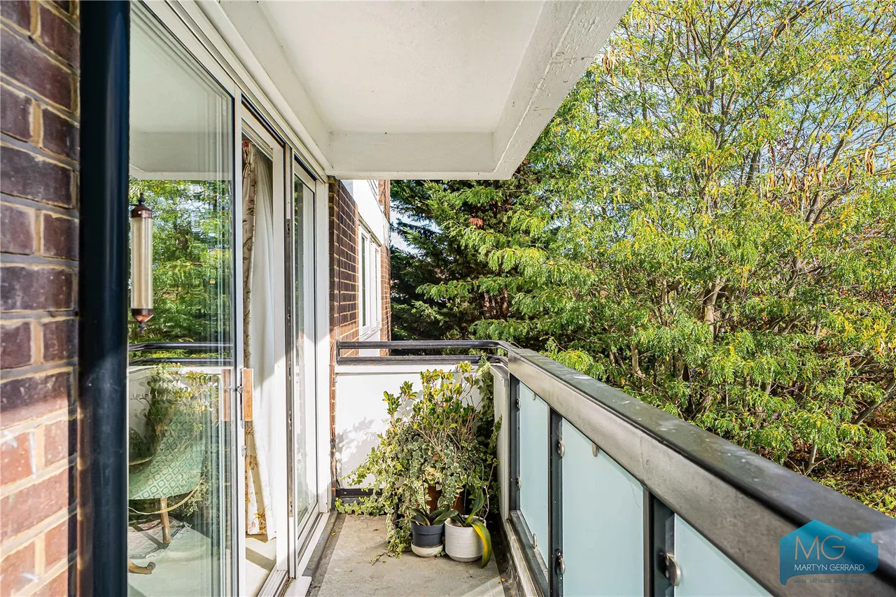 Oakleigh Road North, London, N20, photo 18
