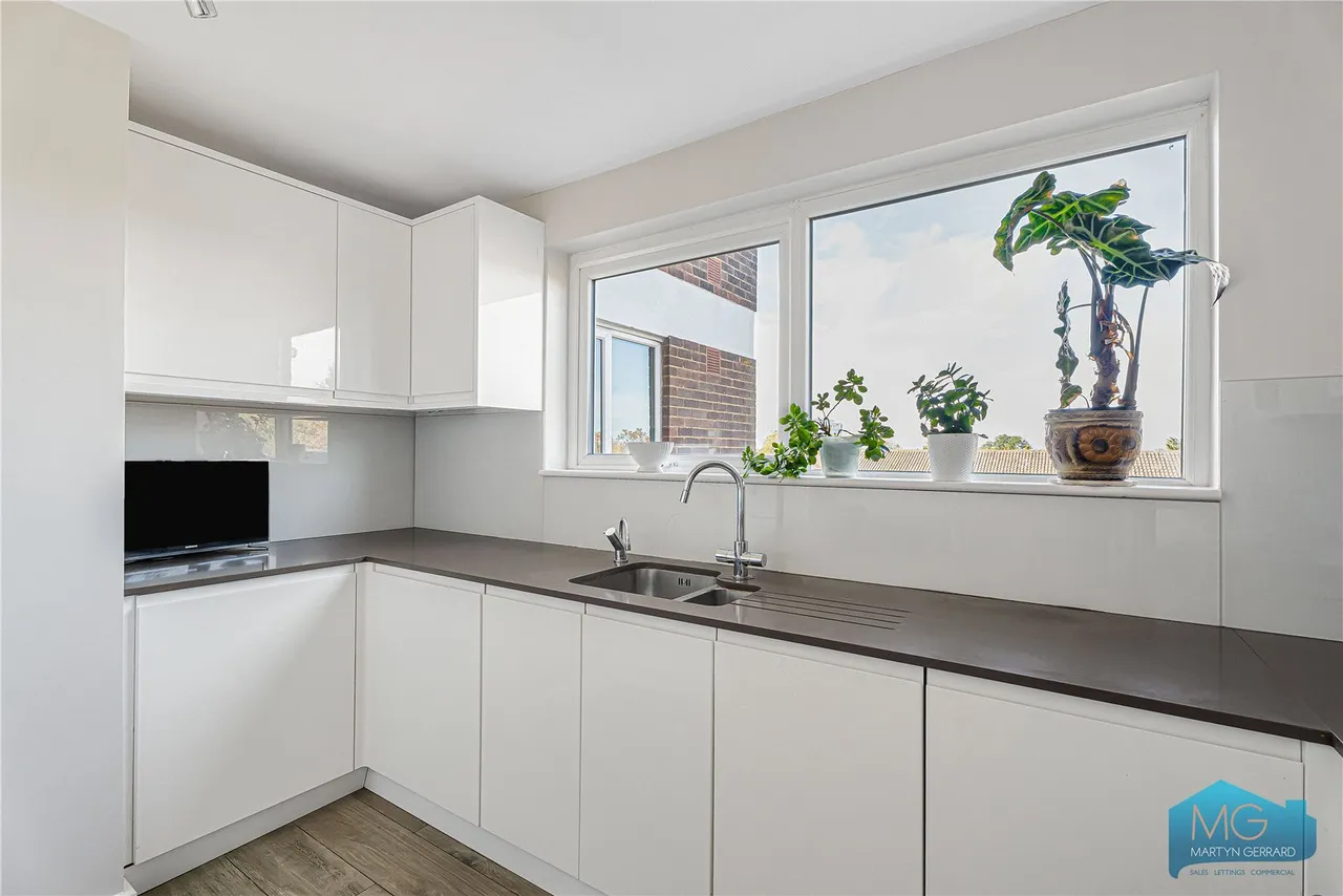 Oakleigh Road North, London, N20, photo 4