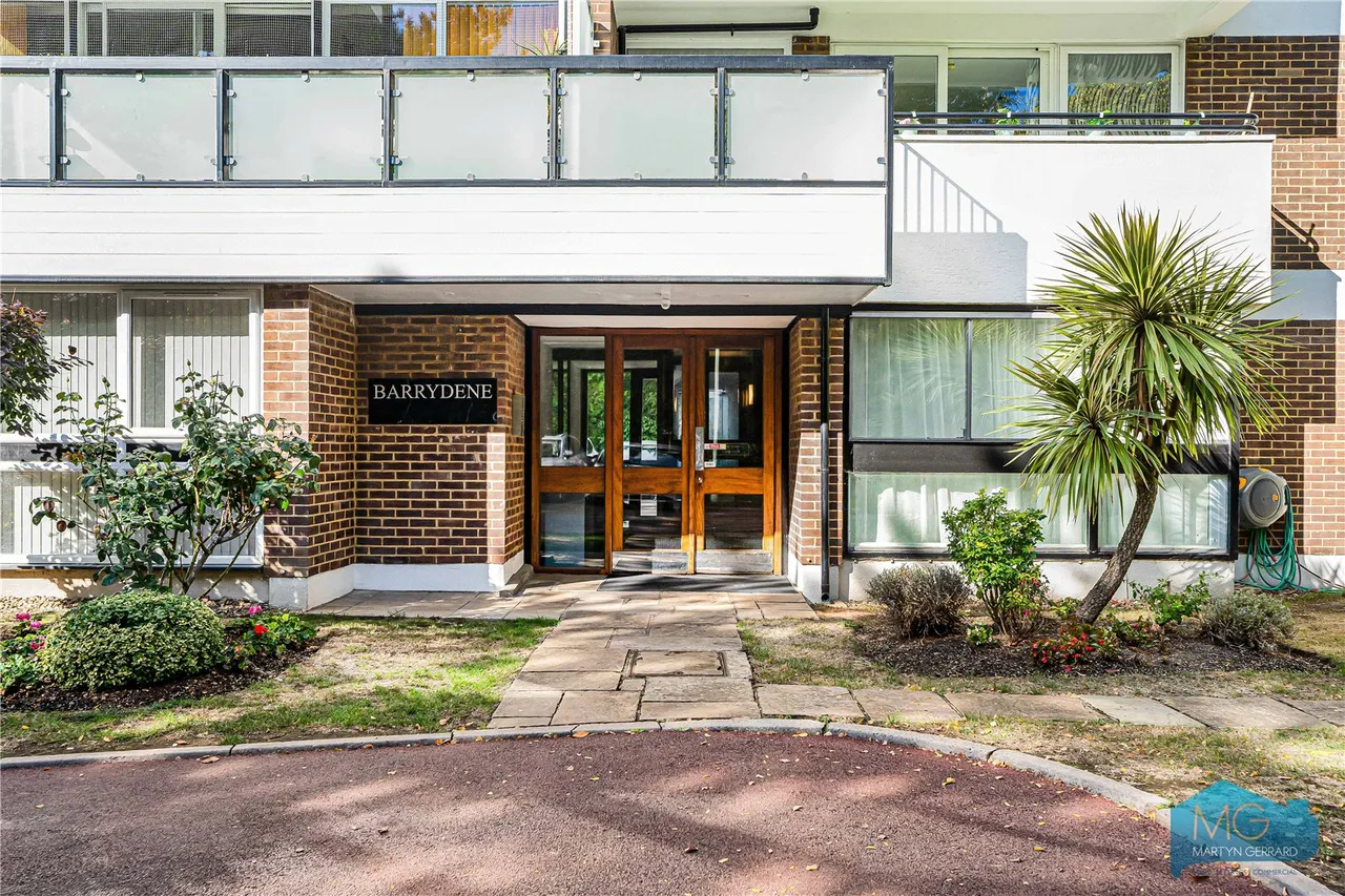 Oakleigh Road North, London, N20, photo 22