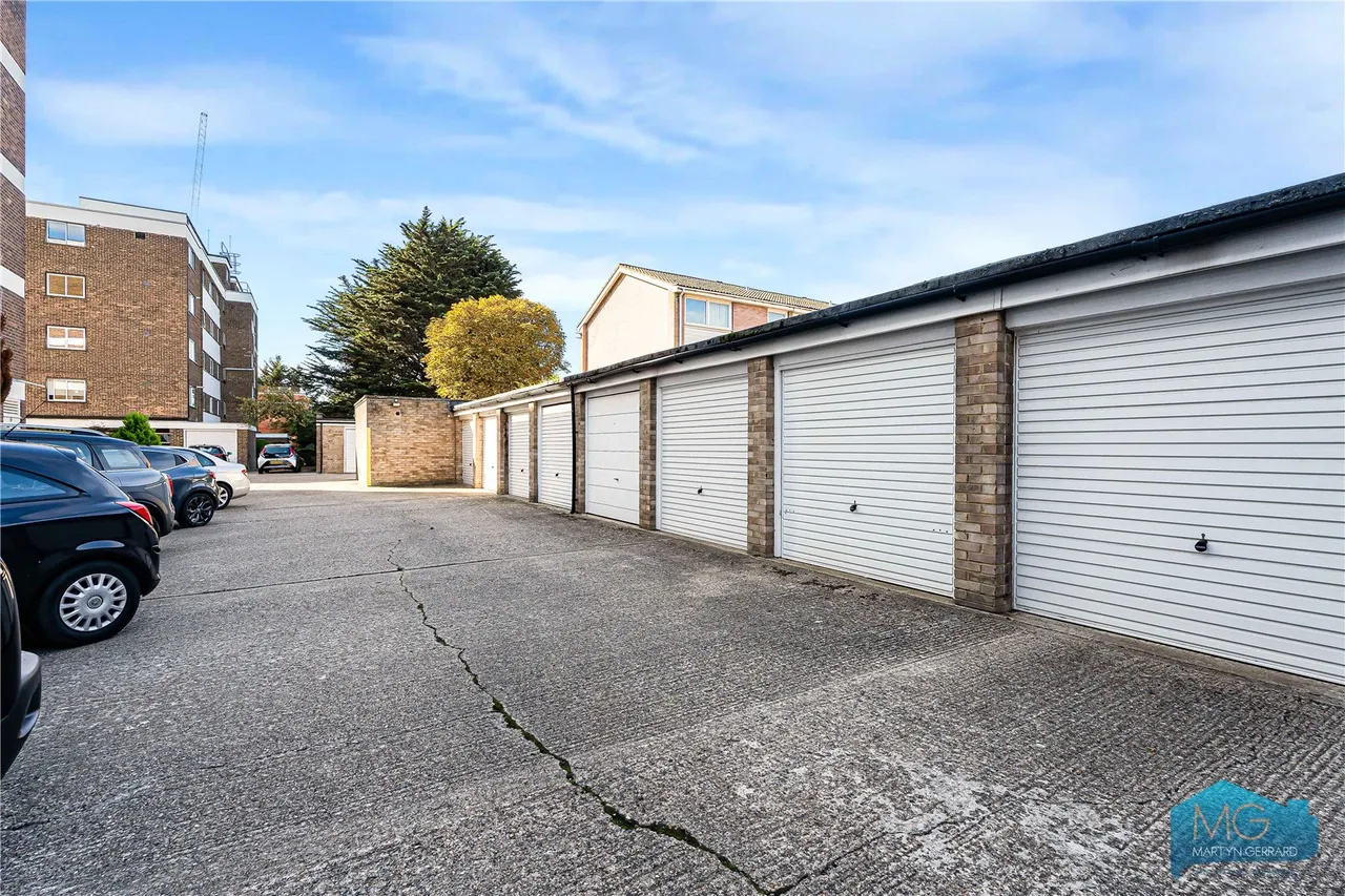 Oakleigh Road North, London, N20, photo 25