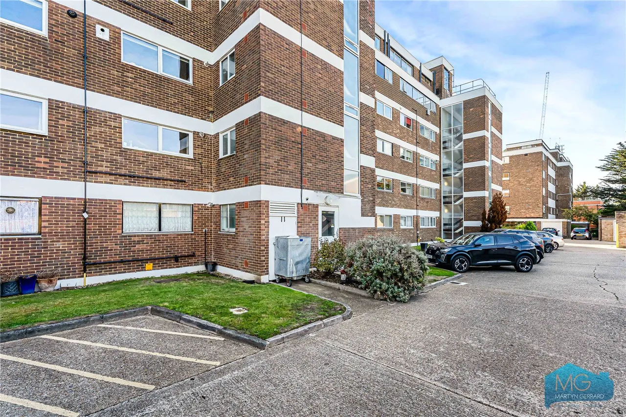 Oakleigh Road North, London, N20, photo 24