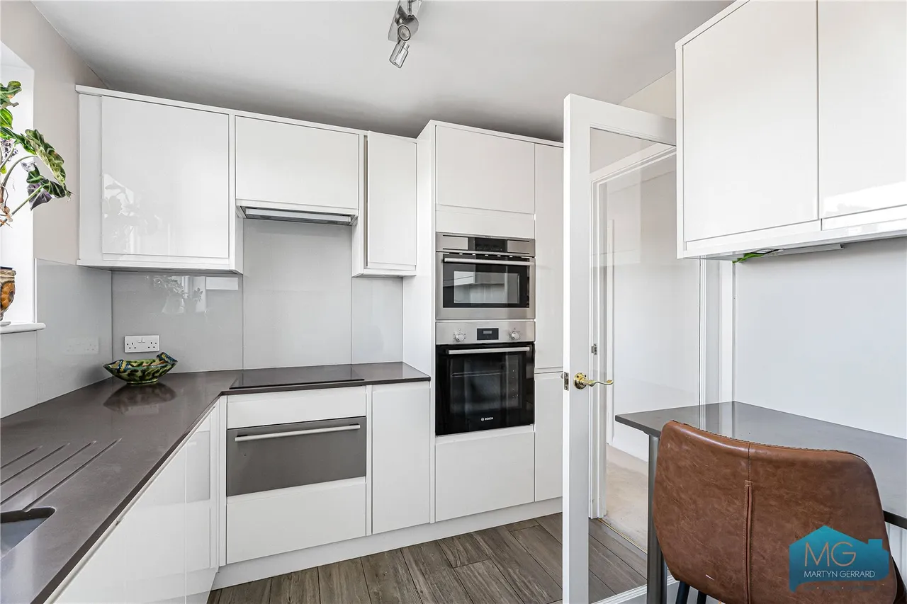 Oakleigh Road North, London, N20, photo 3