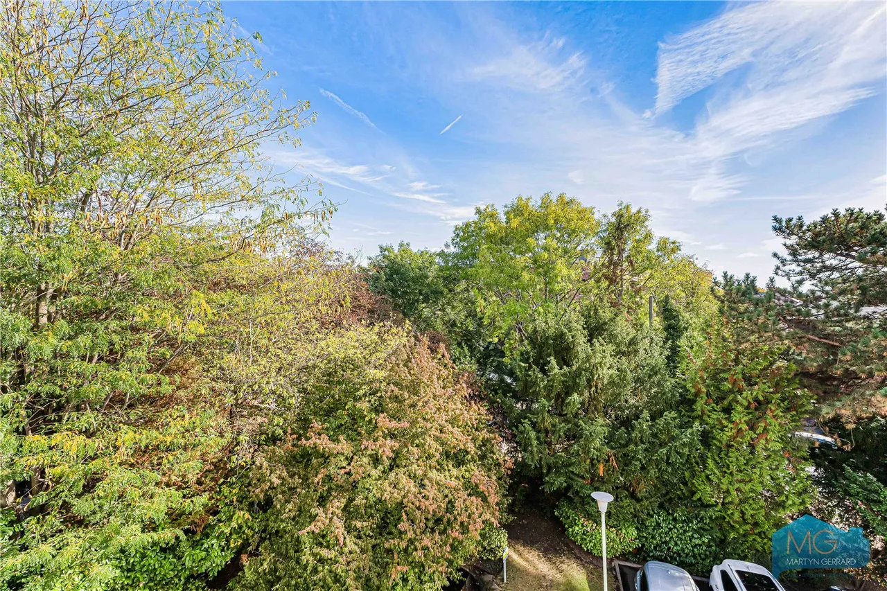 Oakleigh Road North, London, N20, photo 19