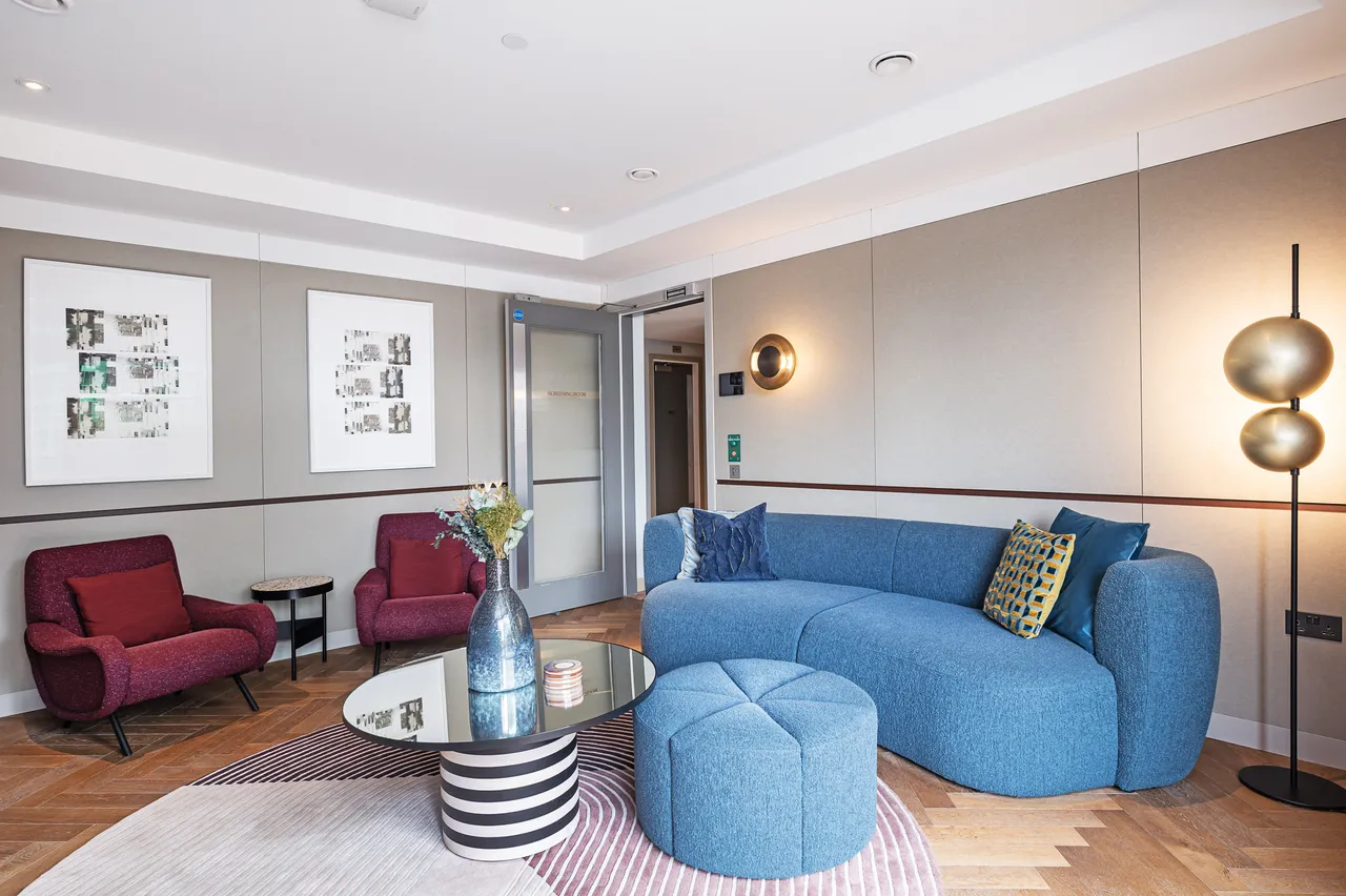 3 bed flat to rent — Flat 2401 Alma, 5 New Drum Street, London