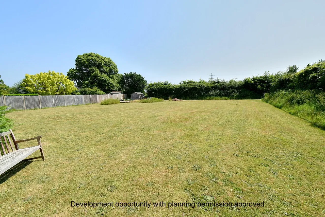 New Road, BH22, photo 6