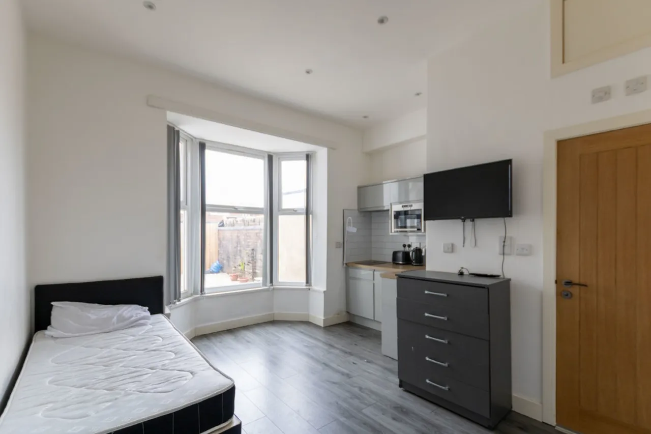 1 bed flat to rent — Bloxwich Road South, Willenhall, WV13