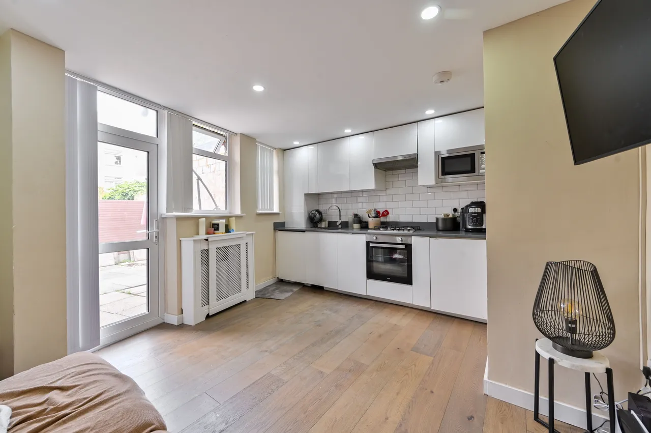 1 bed flat for sale, Wix's Lane, SW4