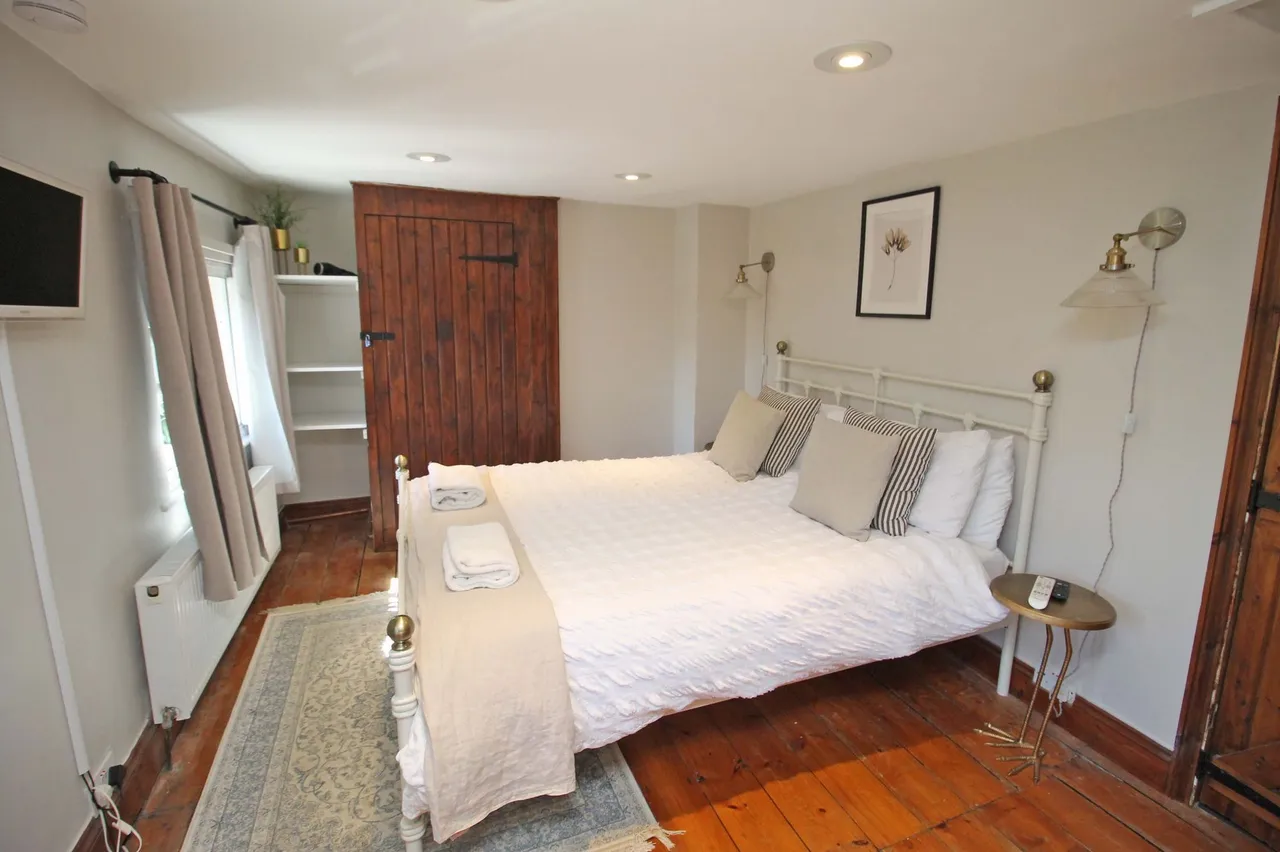 Traditional Brick and Flint Cottage i, photo 6
