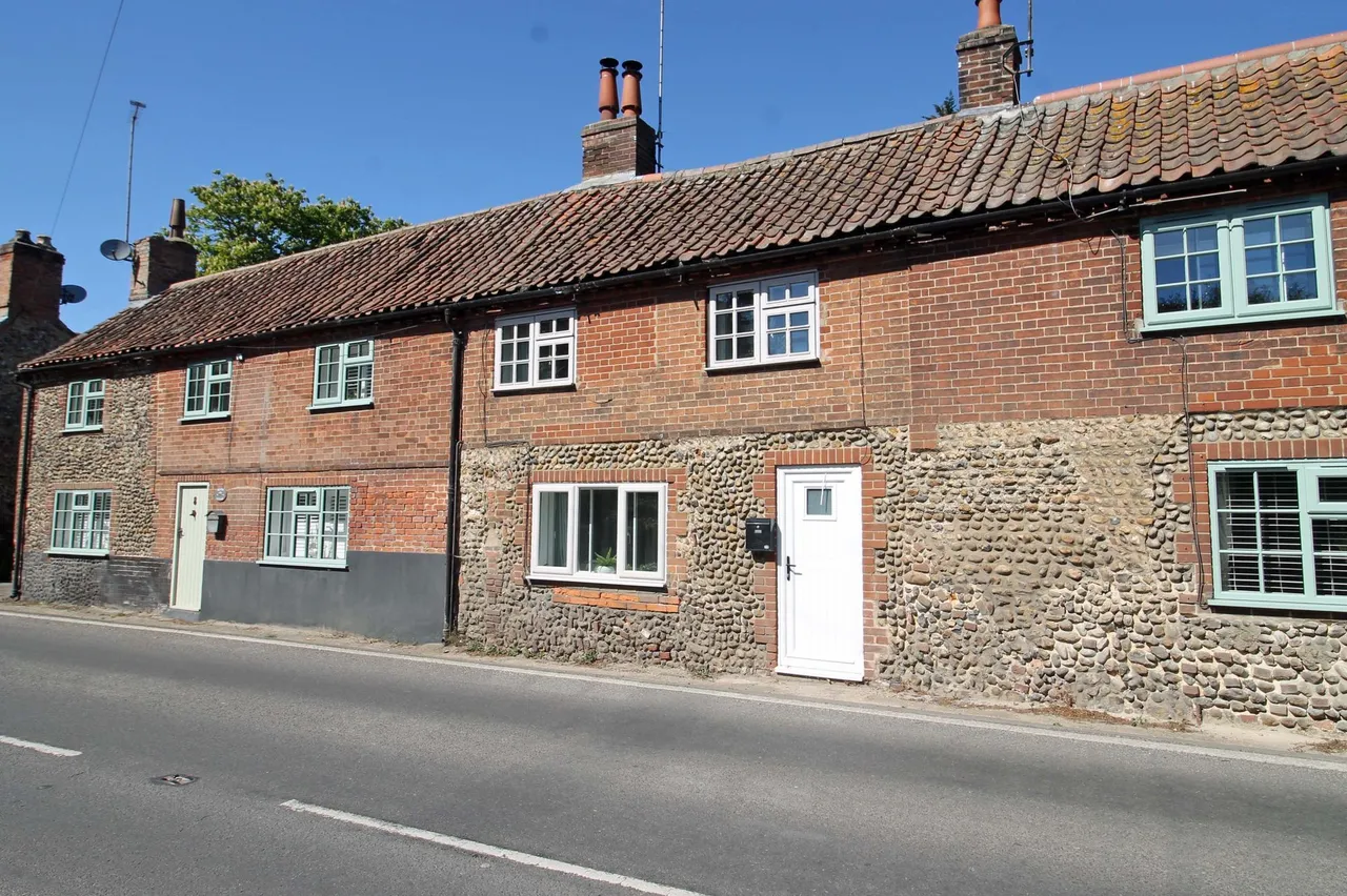 2 bed house for sale, Traditional Brick and Flint Cottage i