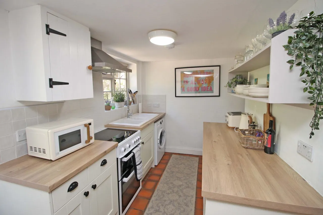 Traditional Brick and Flint Cottage i, photo 2