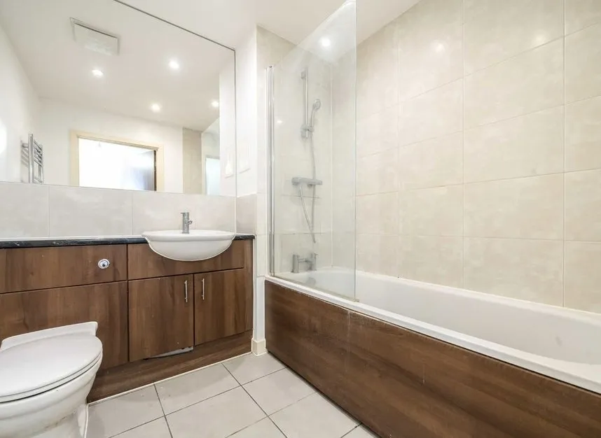 Ealing Road, Brentford, TW8, photo 5