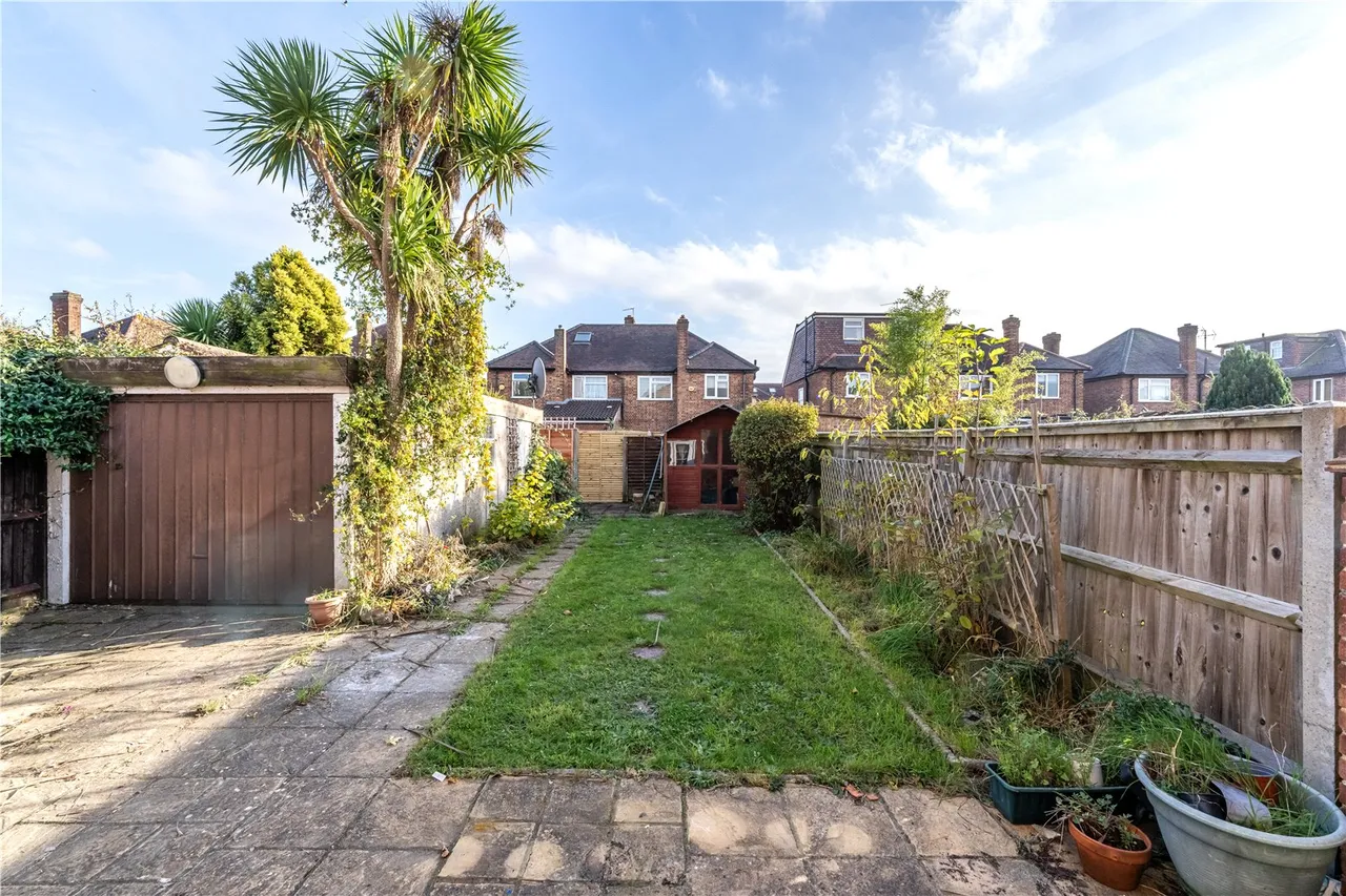 Malthouse Drive, Hanworth, TW13 6RN, photo 13