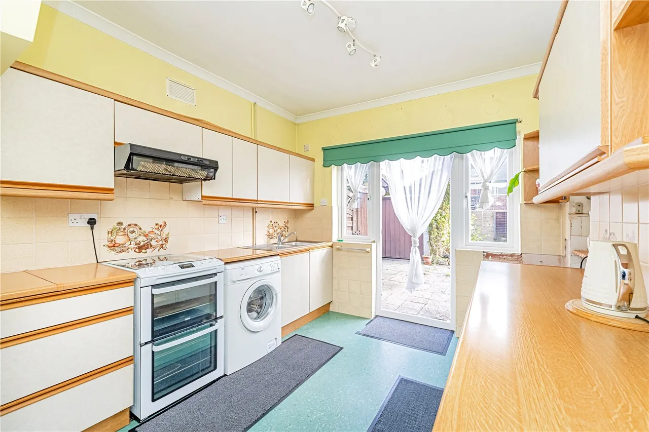 Malthouse Drive, Hanworth, TW13 6RN, photo 3